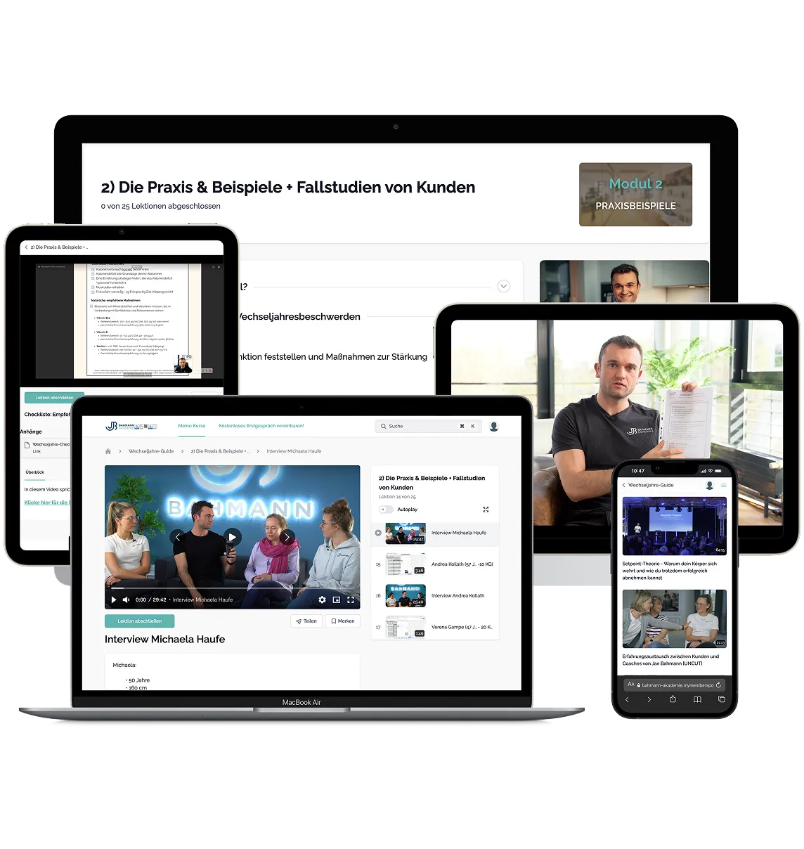 Mehrere Geräte zeigen Online-Kursvideos zu Fitness und Gewichtsabnahme, in denen ein Mann Themen an Whiteboards und in einem Raum erklärt.