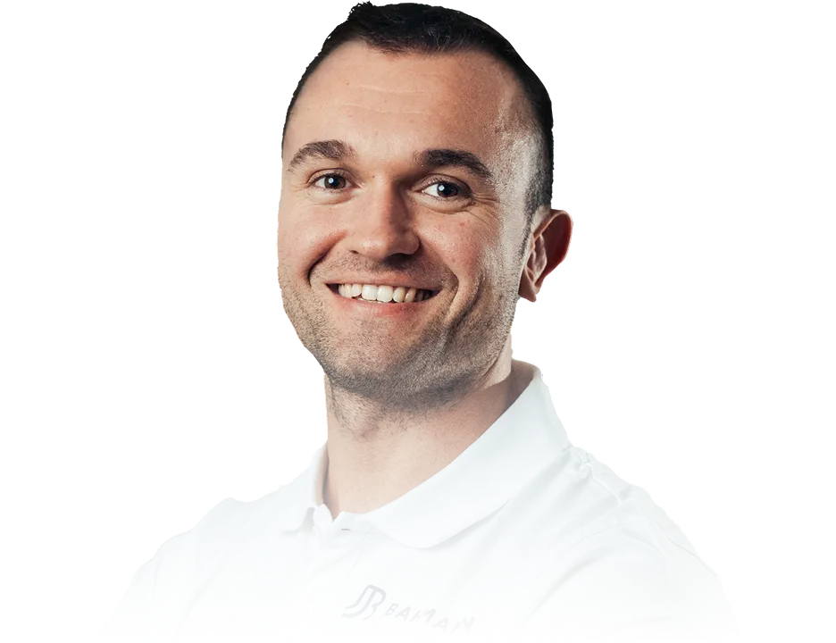 Lächelnder Mann, der ein weißes Hemd mit Kragen und einem Bahman-Logo trägt.