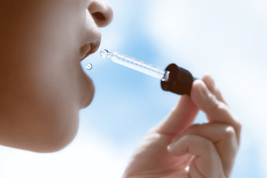 CBD Öl wird eingenommen.