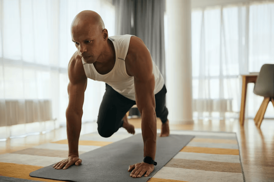 Ein Mann macht Home Workout.
