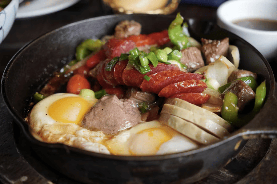 Eine eiweißreiche Mahlzeit für das Abnehmen im Fitnessstudio.