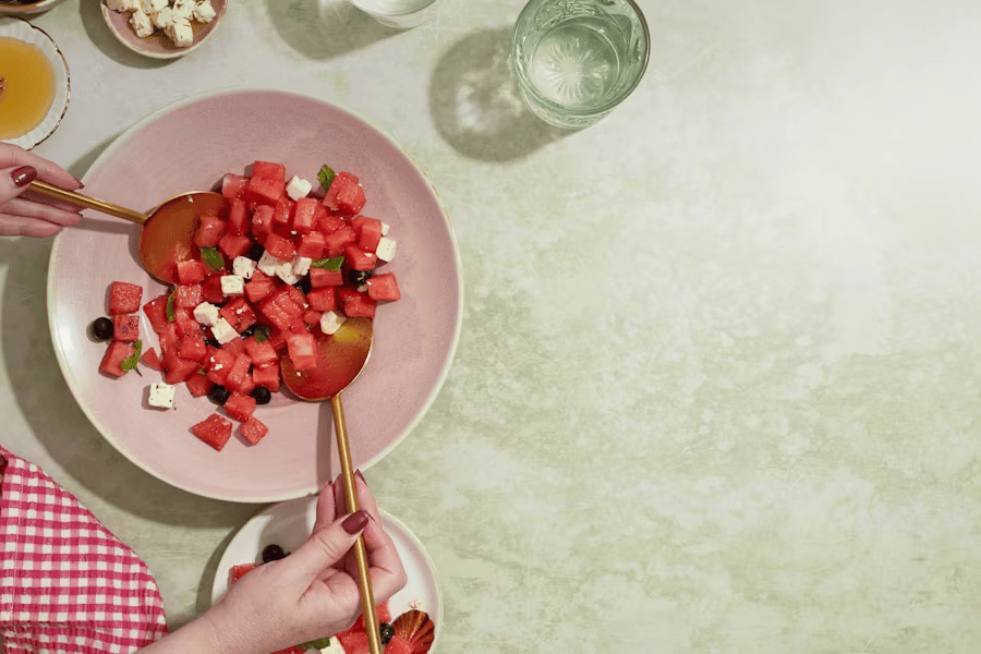 Wassermelone mit Feta ist ein gesunder Snack und bietet Unterstützung, Pfunde zu verlieren.