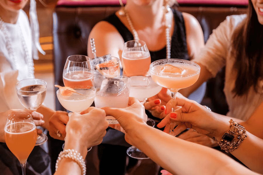 Cocktails führen zu Gewichtszunahme in der Sommerzeit und schaden der Gesundheit.