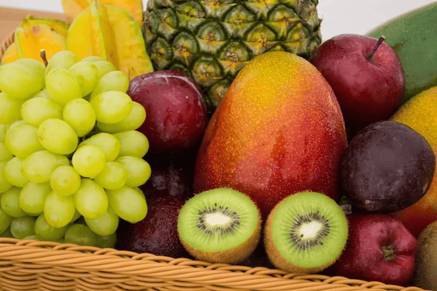Obst, das viel Zucker und Kalorien enthält, wie Weintrauben und Bananen.