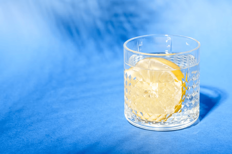Zitronenwasser als gesunde Bieralternative.