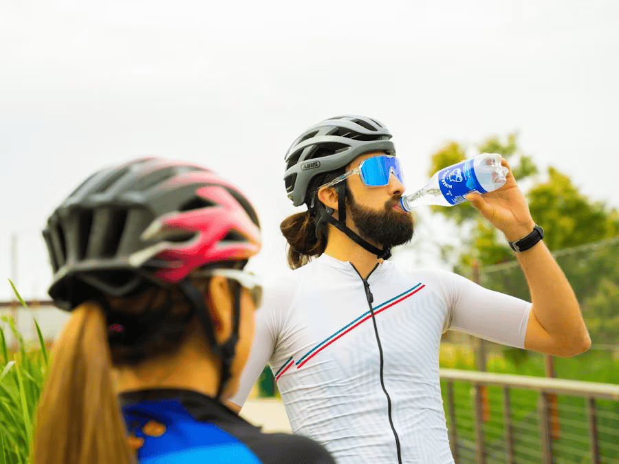 Wasser mit Elektrolyten nach dem Sport.