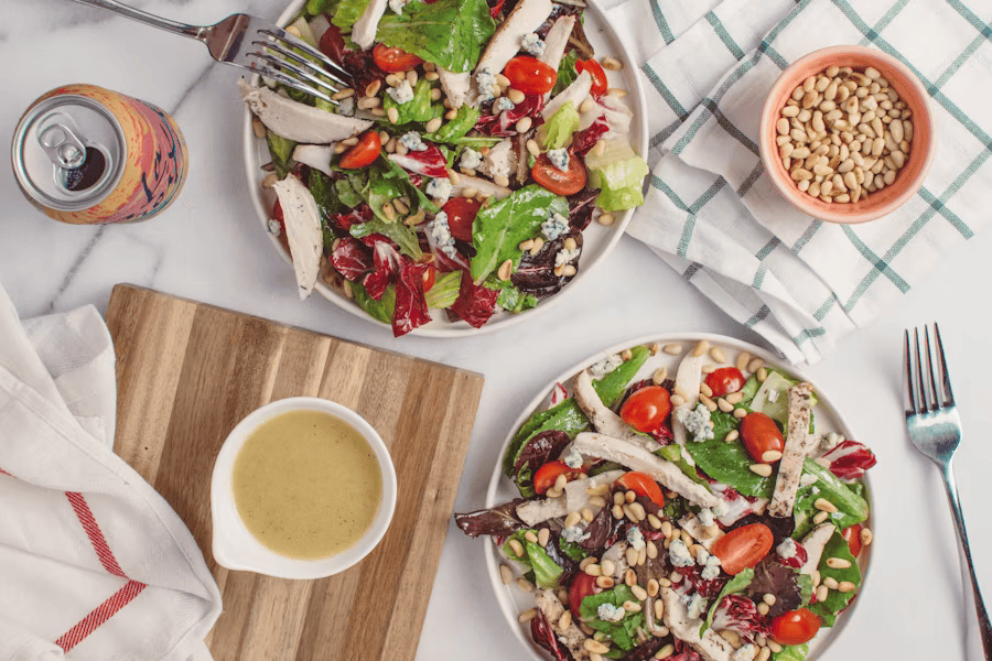 Salat mit balsamico dressing beinhaltet Blätter von verschiedenen Salatsorten.