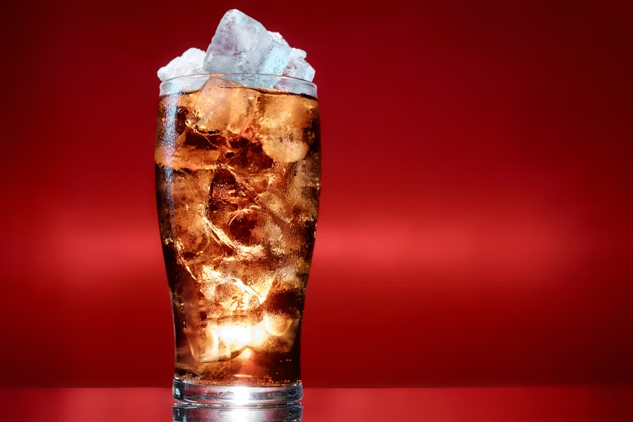 Ein Glas Cola mit viel Zucker.