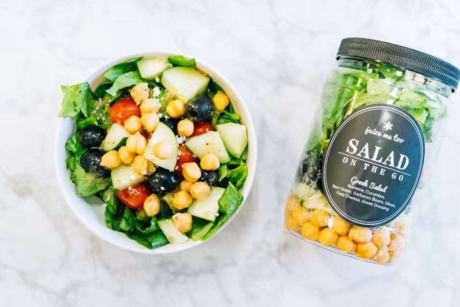 Salat aus einem Meal-Prep-Glas.