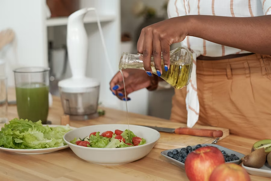 Basissalat, für dessen verschiedene Varianten man verschiedene salat dressings, Zutaten wie Weißkohl, Eier, Honig und Pfeffer verwenden kann.