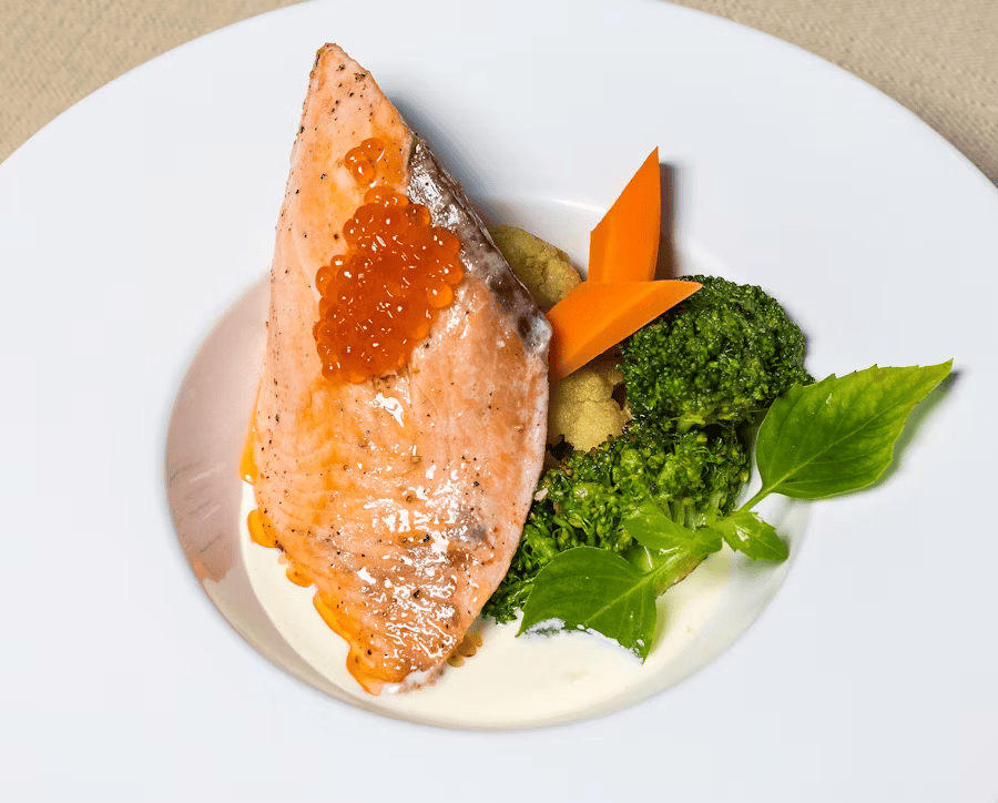 Lachs als Quelle für dha und epa (Omega 3 fettsäuren).
