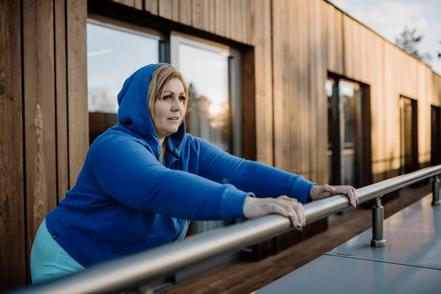 Frau macht Sport, weil sie abnehmen und ihr Körpergewicht reduzieren möchte.