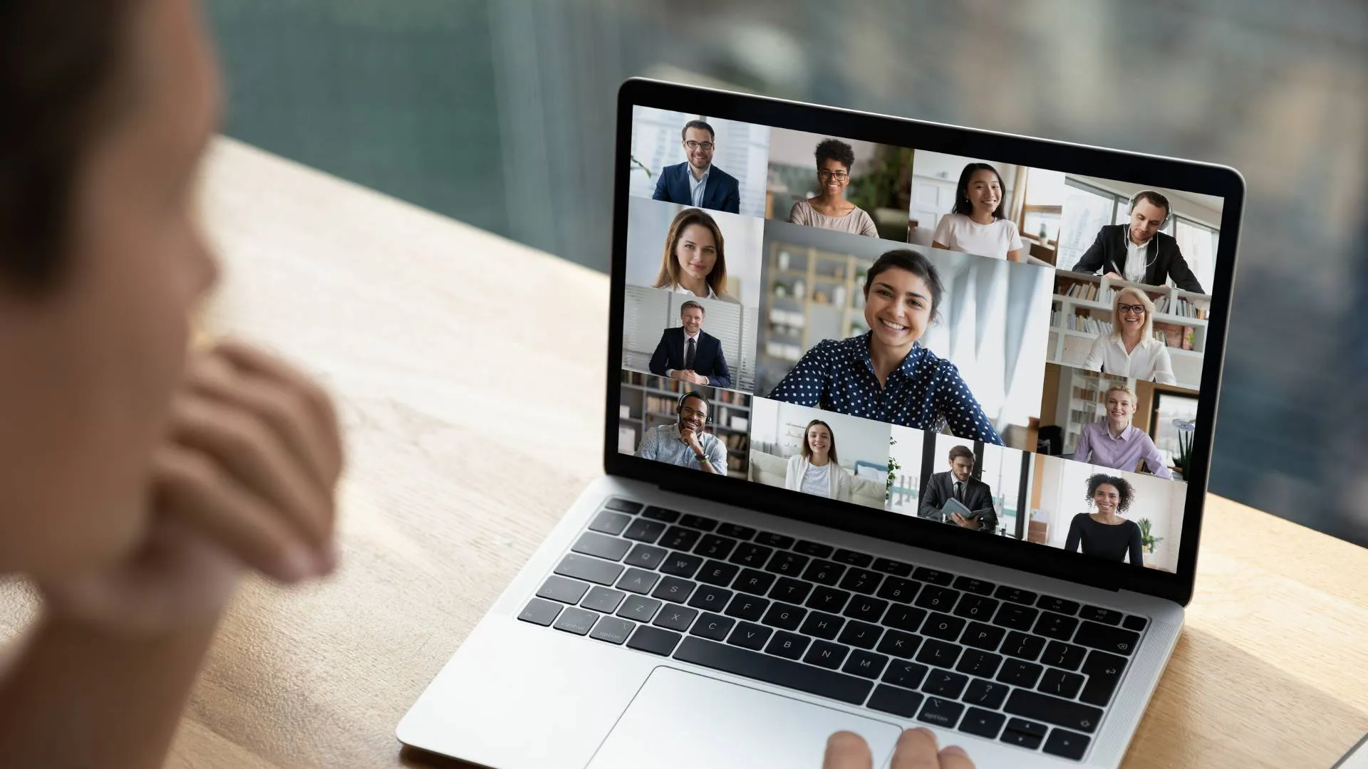 We are looking over the shoulder of someone at their laptop screen where they are participating in a live training with peersl