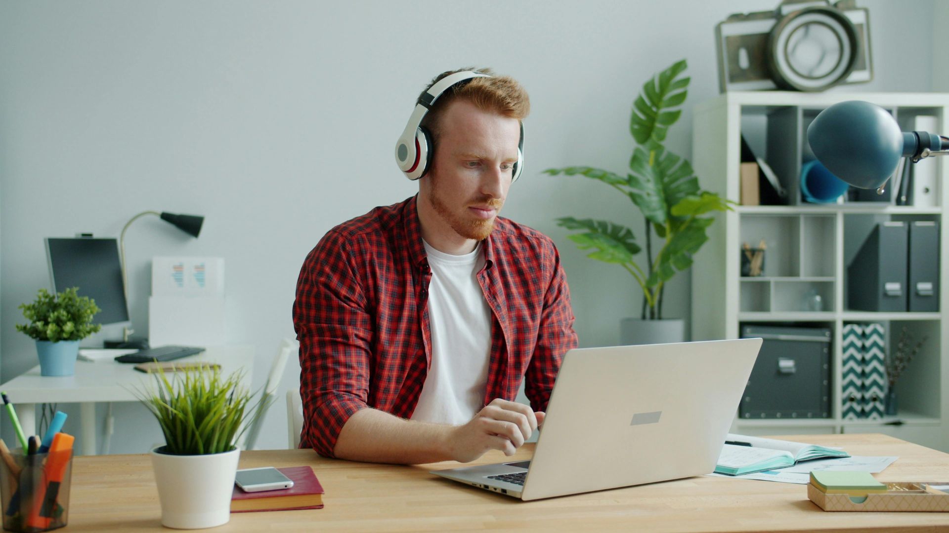 An L&D leader is working from home, evaluating manager training solutions.
