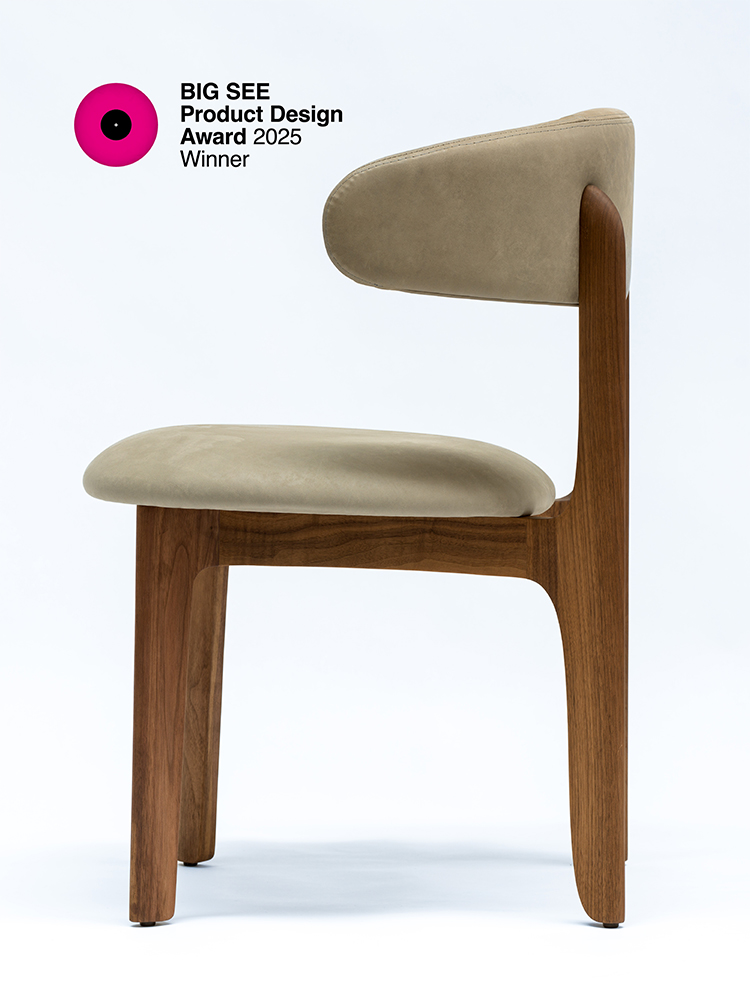 Seitansicht des Stuhls Dragonfly von formstelle für GoEs mit Lederpolster und Walnussgestell vor hellem Hintergrund.