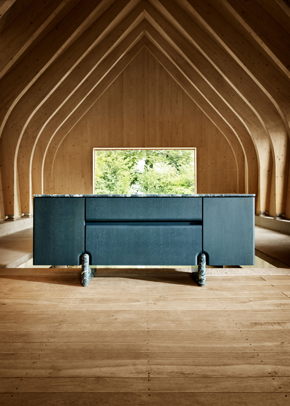 Frontansicht des Sideboards Onde von formstelle für Zeitraum in grau blau grün gebeizter Eiche mit Steinfüßen in Bootshaus am See.