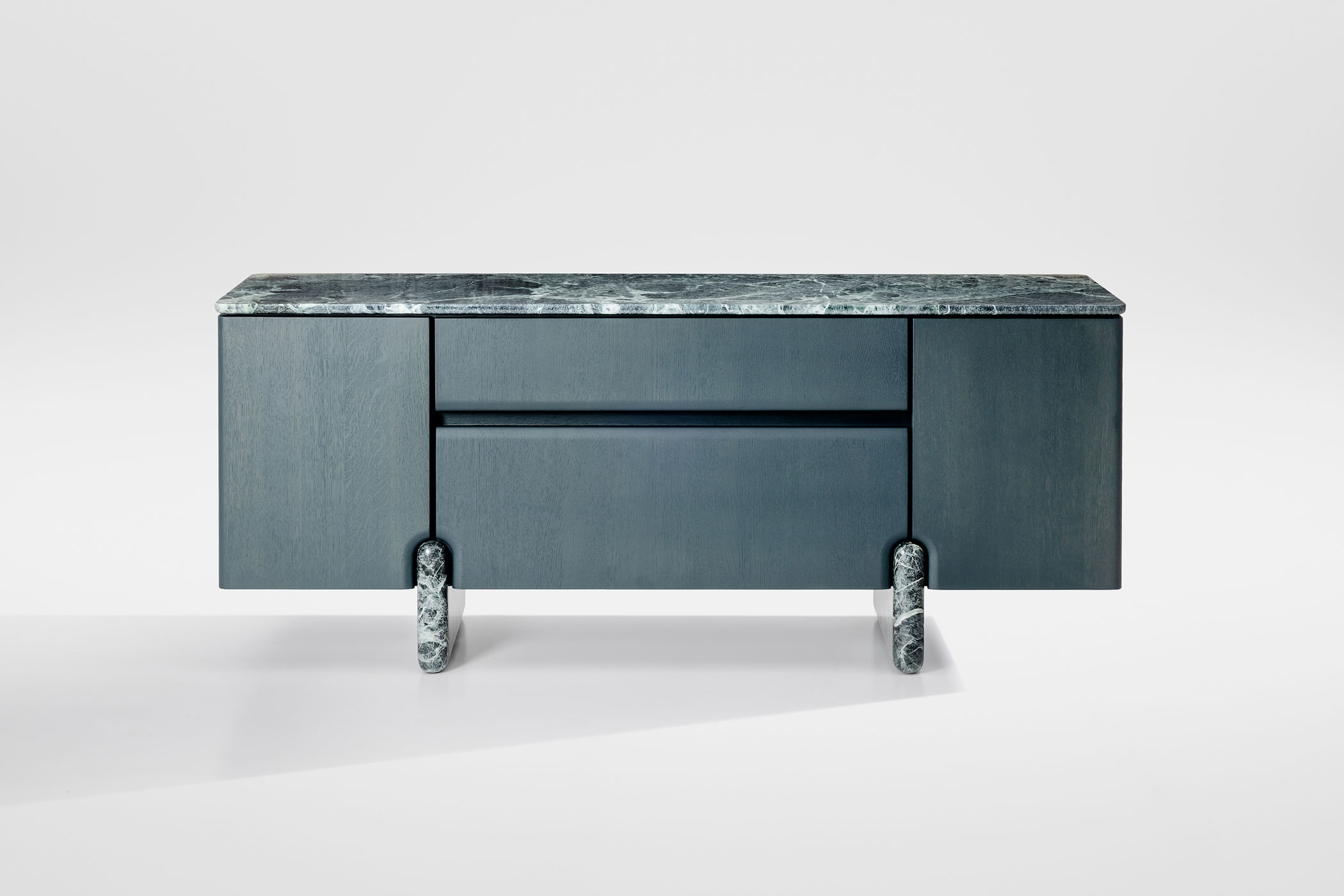 Frontansicht des Sideboards Onde von formstelle für Zeitraum in grau blau grün gebeizter Eiche mit Steinfüßen vor hellem Hintergrund.