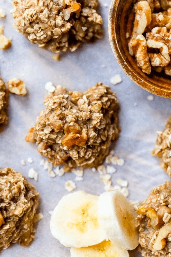 Oatmeal no-bake cookies with walnuts and banana slices