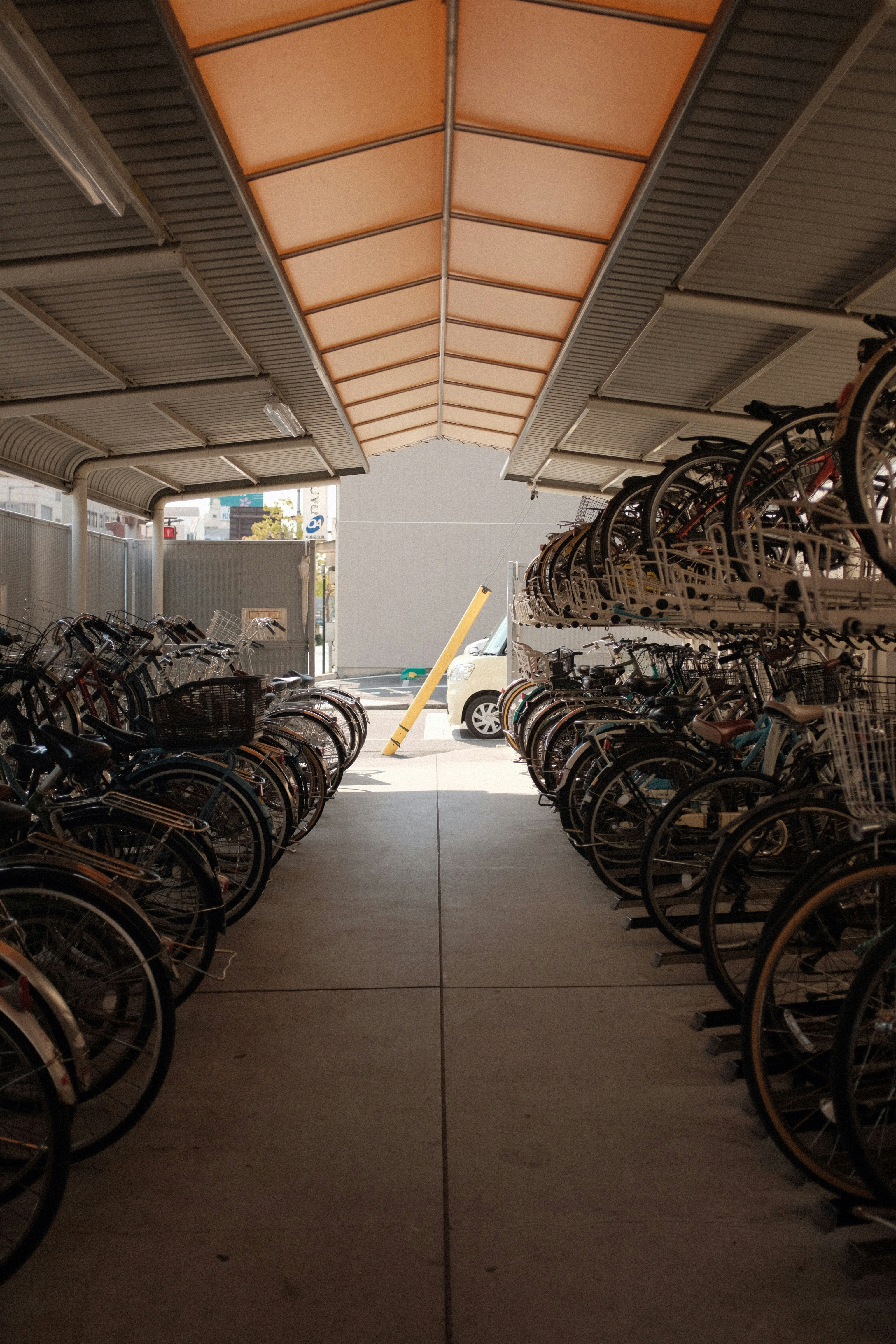 Stationnement vélo dans le neuf et la rénovation : qui contrôle et que risque le promoteur ?