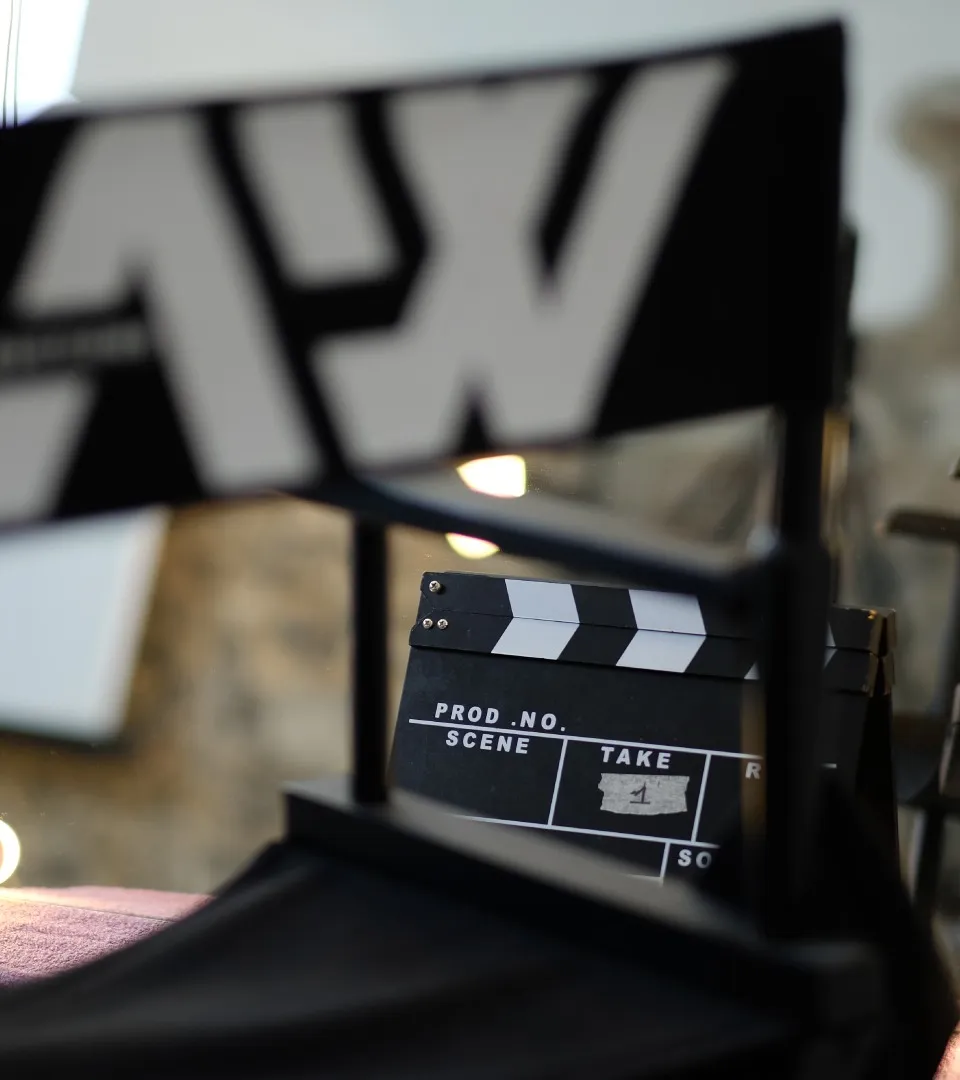 Ciak e sedia da regista AW Creative Studio sul set