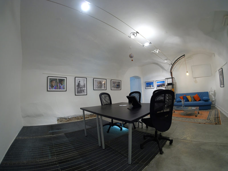 Area riunioni dello studio con le foto in mostra