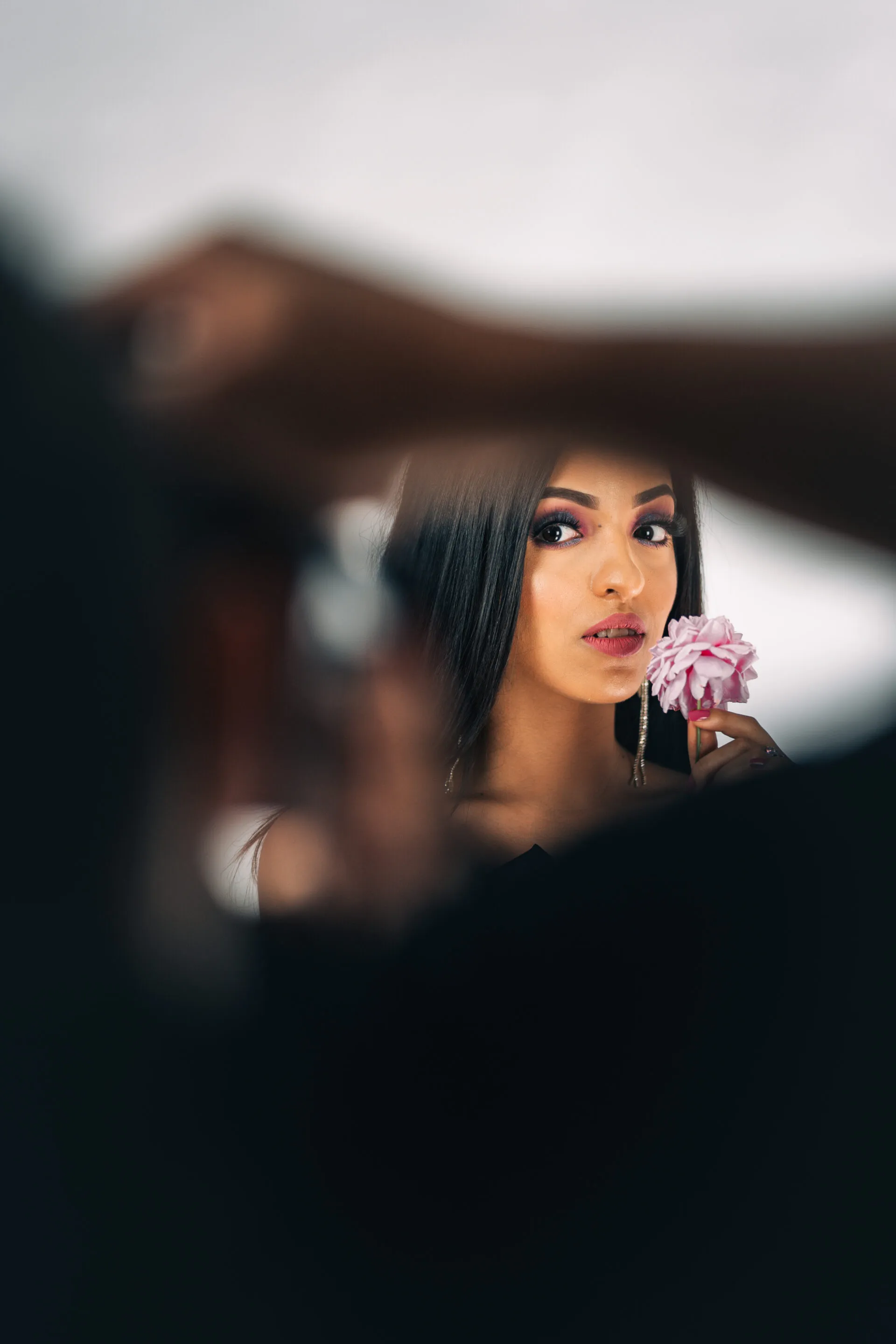 Shooting di moda con modella e fiore