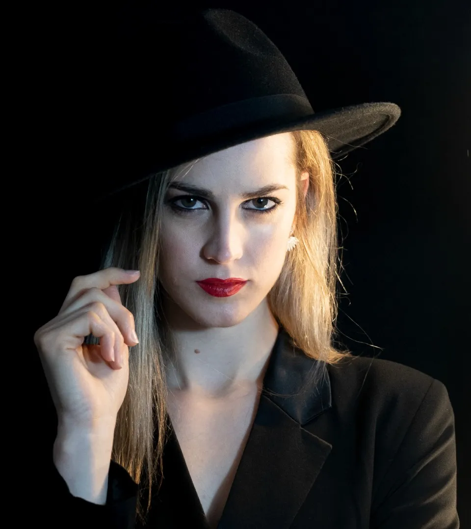 Ritratto fotografico in studio su fondo nero