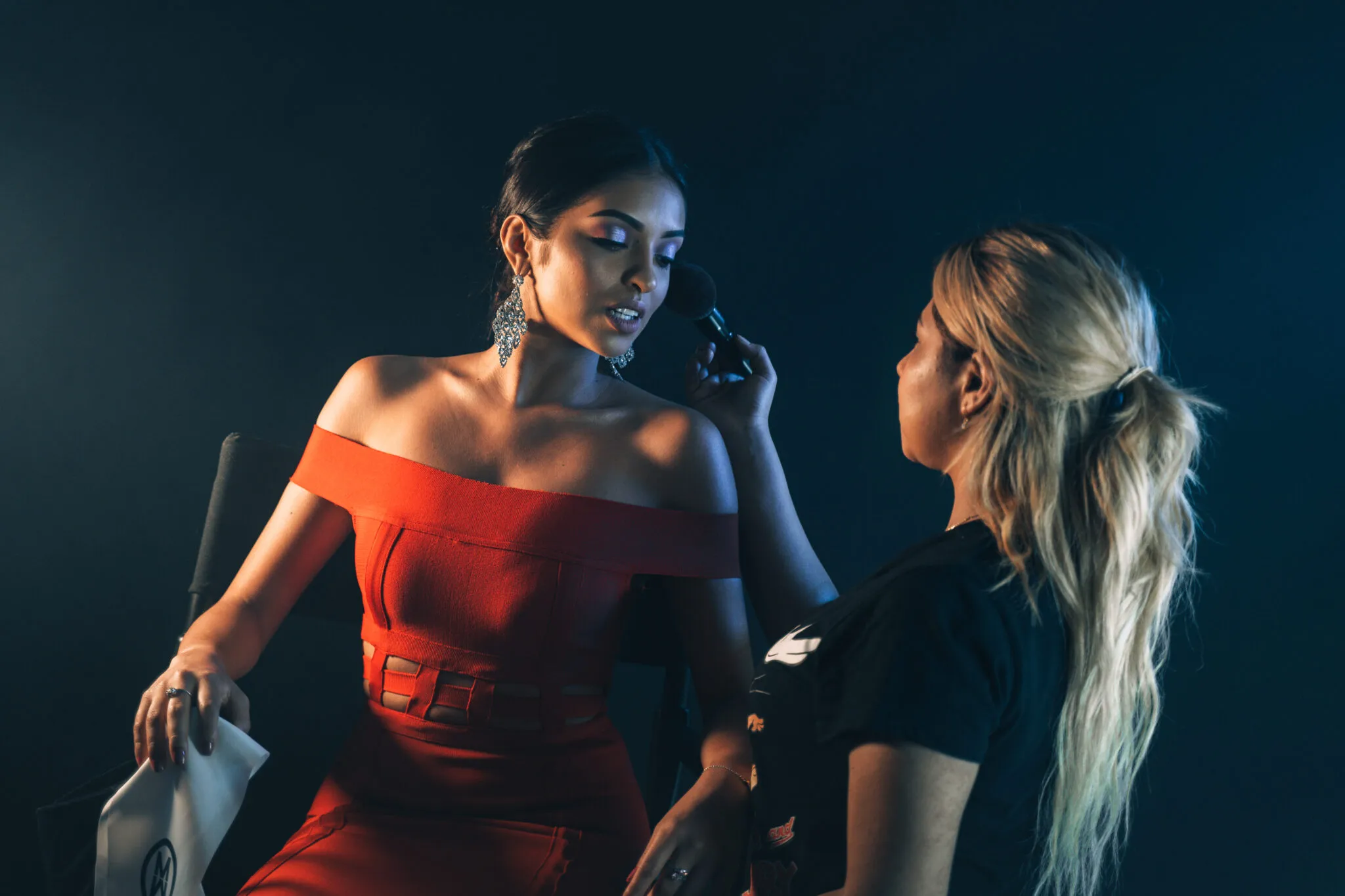Backstage di uno shooting con make-up artist