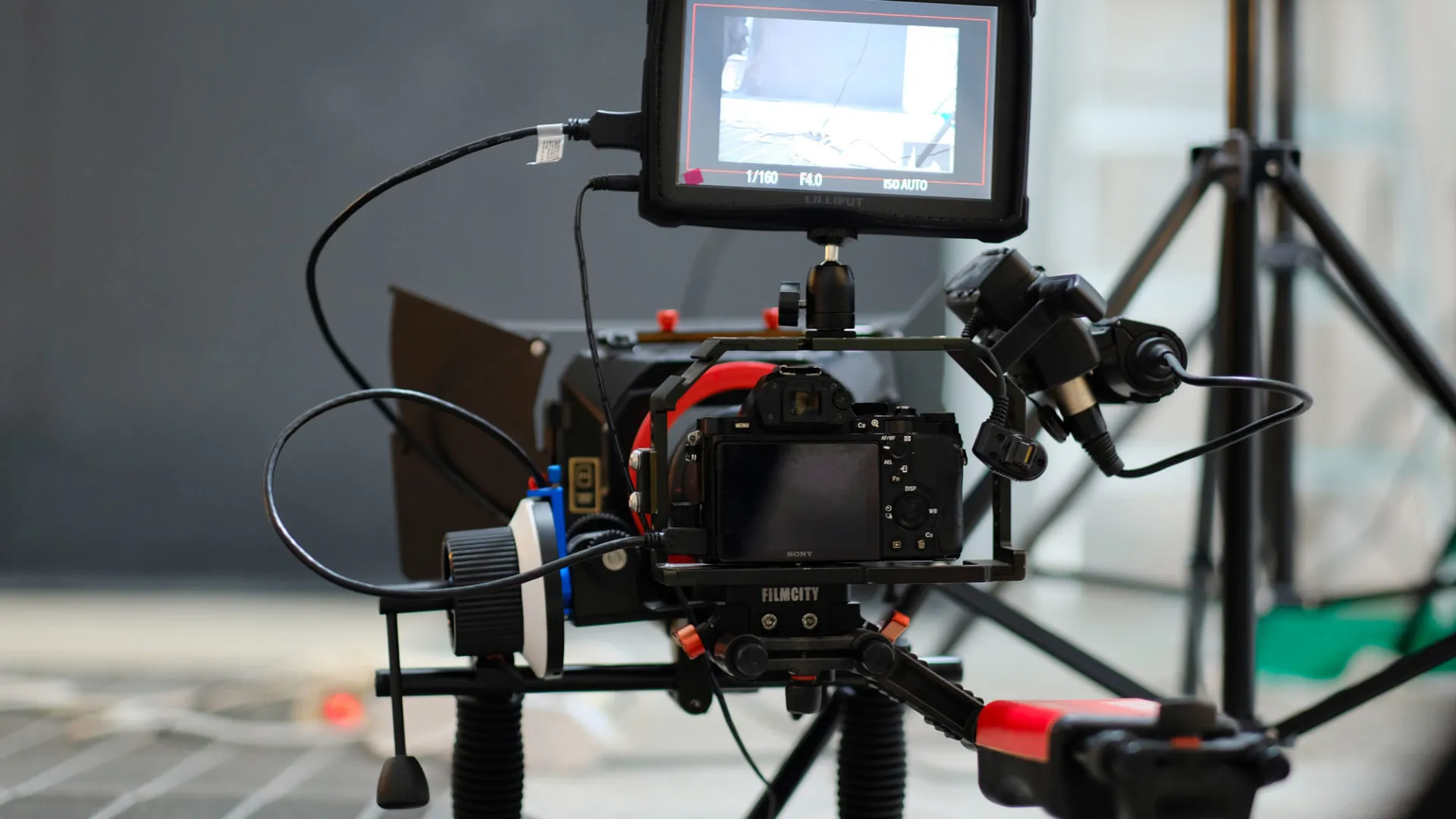 Camera da cinema con monitor e follow focus su un set video
