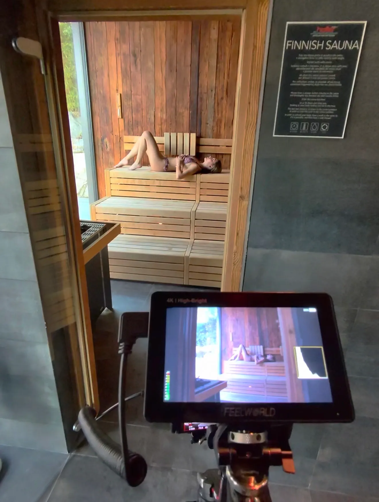 Set nella sauna finlandese della spa, con l’inquadratura sul monitor di controllo