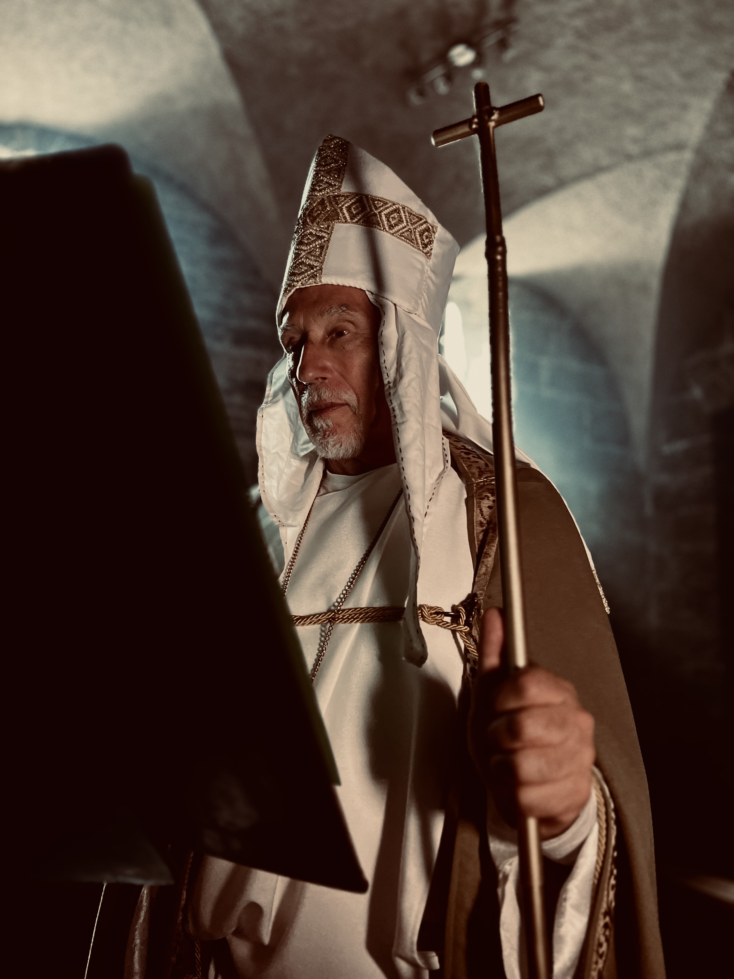 L’arcivescovo Jacopo da Varagine con il pastorale nella cripta, durante le riprese dello spot della Festa della Bandiera 2024