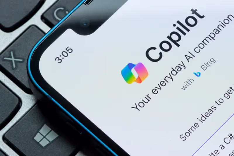 Foto toon het logo van MS Copilot op een smartphone.