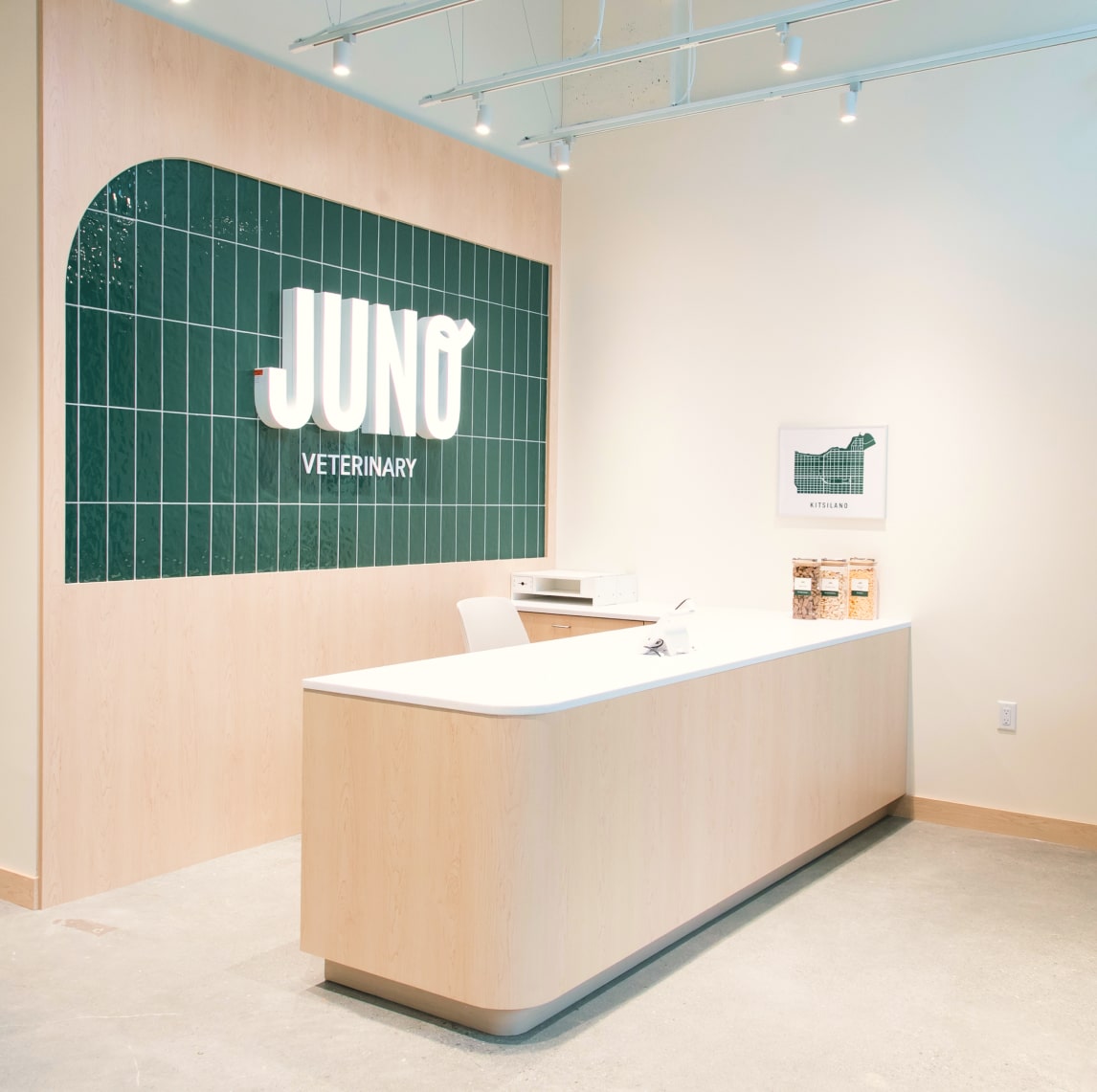 Front reception of Juno Vet Summerhill in Toronto