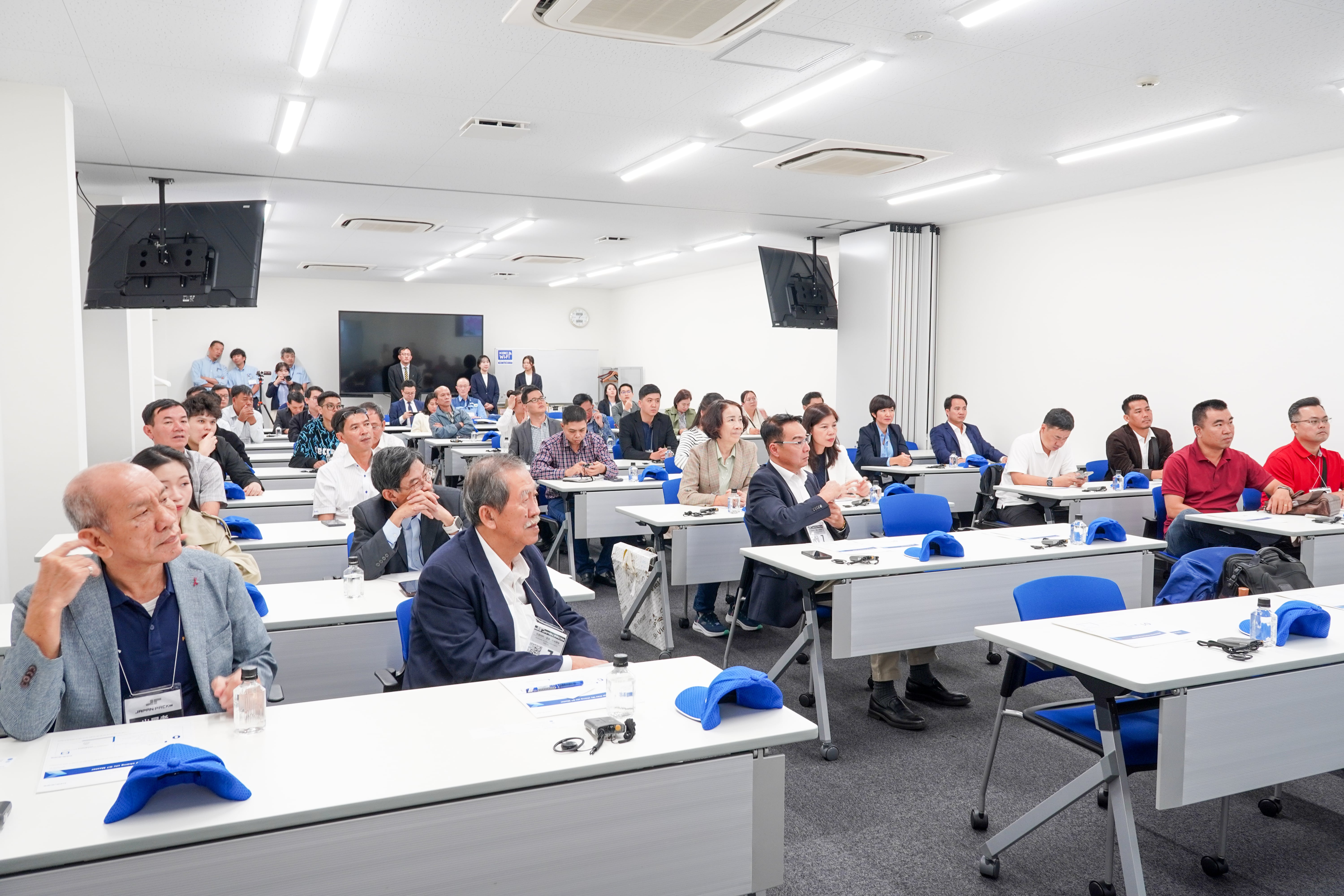 Tại đây, đoàn được nghe giới thiệu về Komori, tìm hiểu về tiêu chuẩn G7 và tầm quan trọng của chuẩn hóa trong in ấn; tham quan nhà máy cùng phần trình diễn thực tế dòng máy Lithrone G40 6 màu + tráng phủ. 