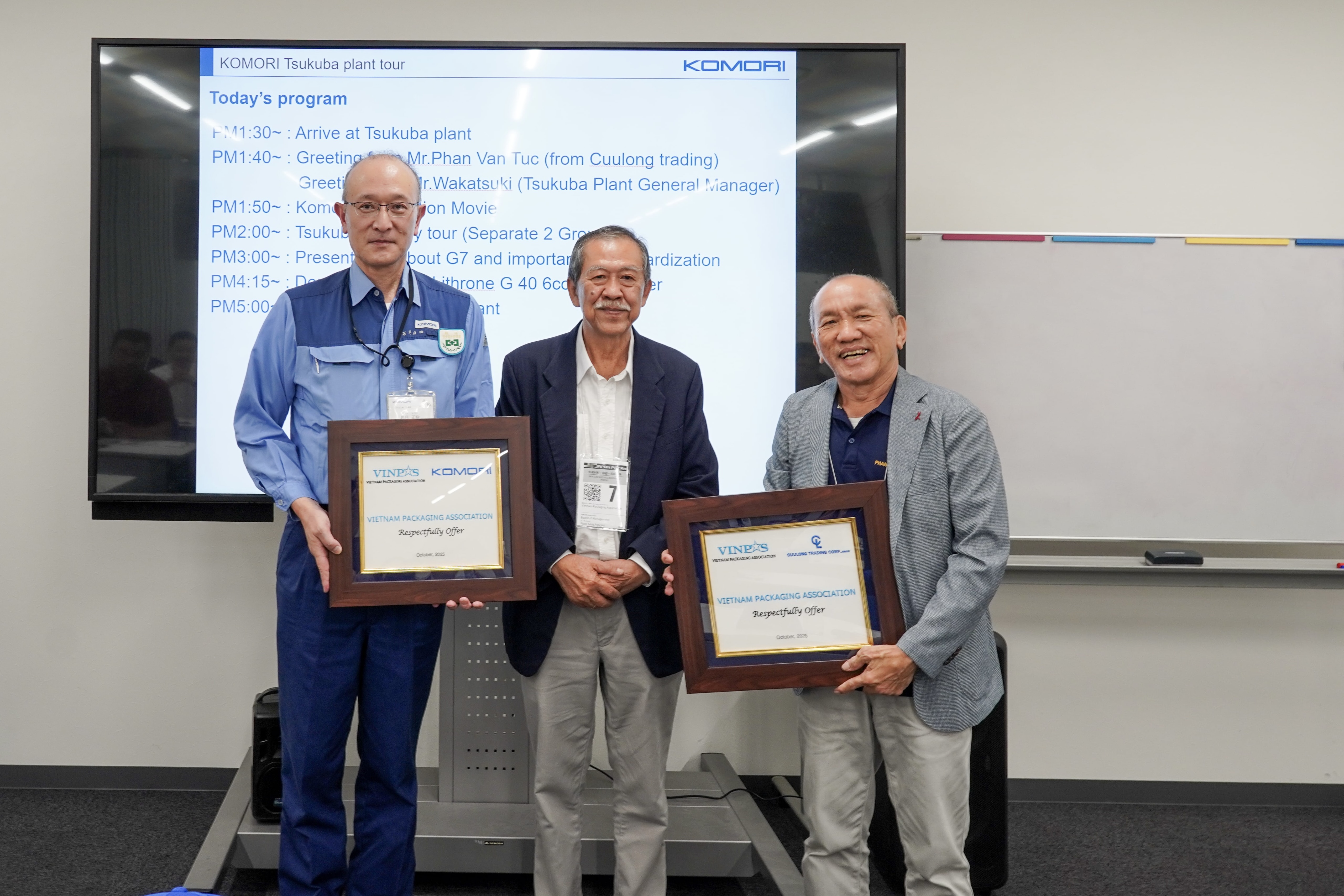 Ông Nguyễn Ngọc Sang - Chủ tịch Vinpas - trao tặng phần quà cho đại diện Komori và Cửu Long Trading vì đã tổ chức và chu đáo đón tiếp đoàn