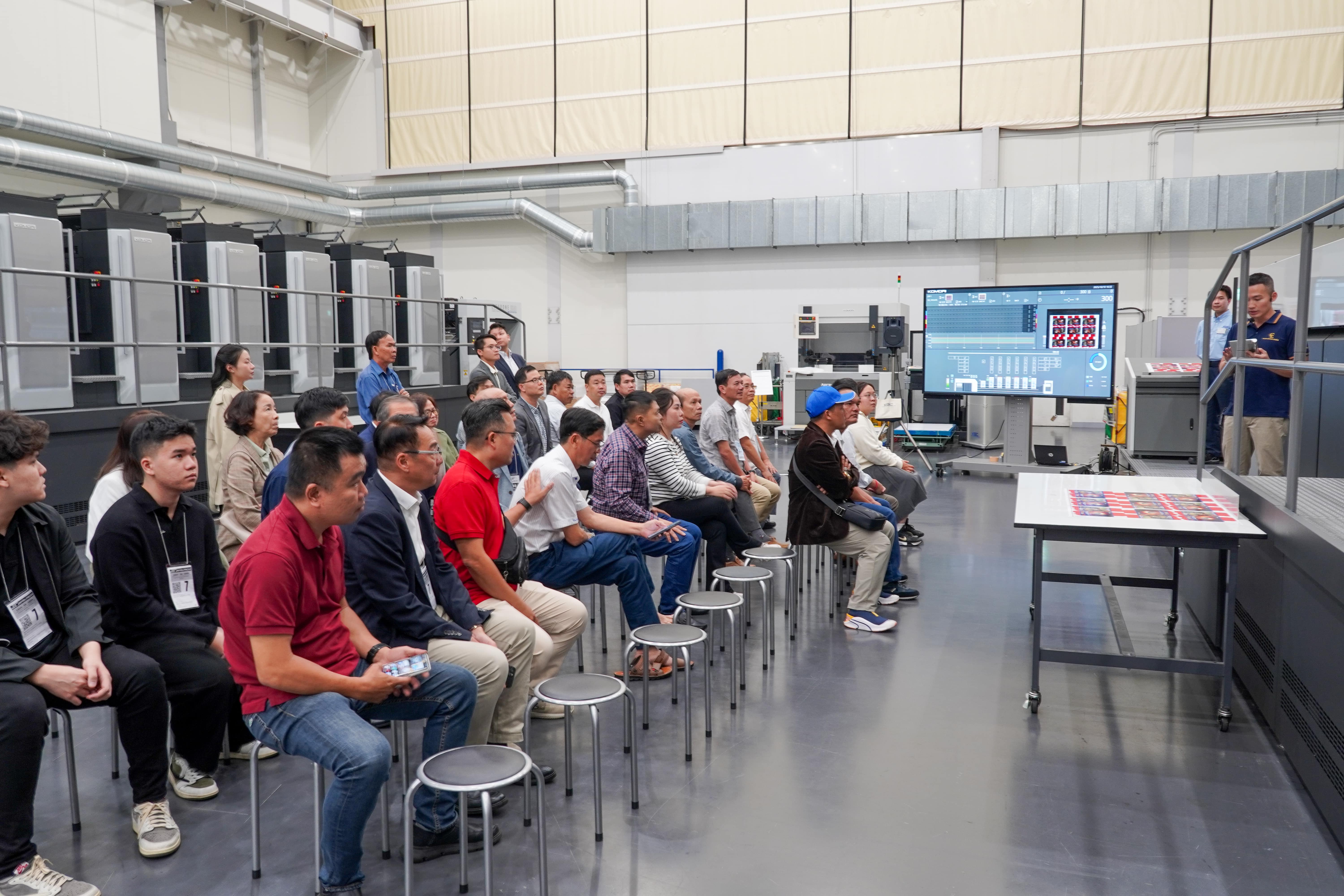 Tham quan nhà máy cùng phần trình diễn thực tế dòng máy Lithrone G40 6 màu + tráng phủ