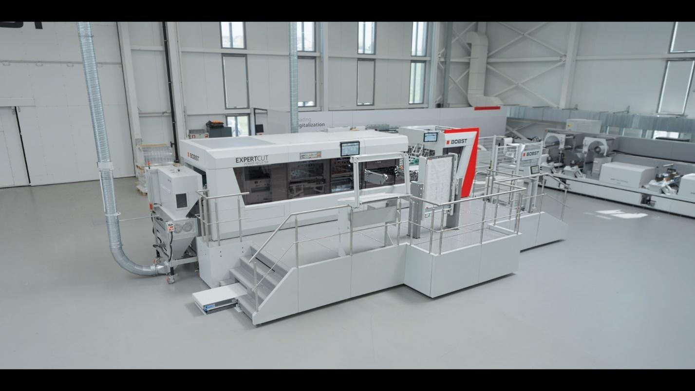 A large white machine in a large roomAI-generated content may be incorrect.