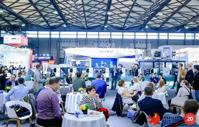 Đông đảo khách tham quan quốc tế tìm đến triển lãm để khám phá các nhà cung ứng hàng đầu của Trung Quốc