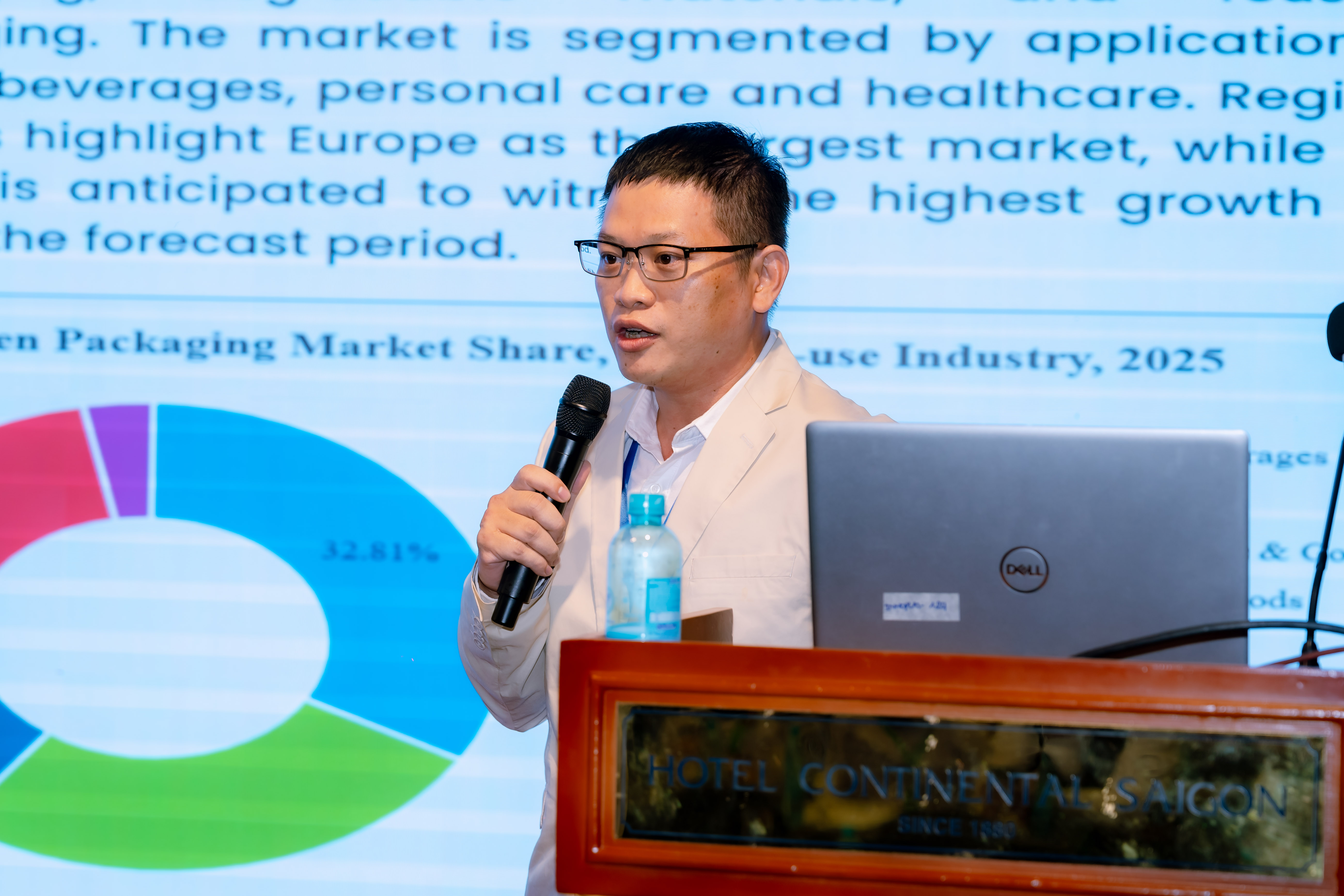 Đại diện KVI giới thiệu các dòng mực in và lớp phủ chức năng cho bao bì bền vững