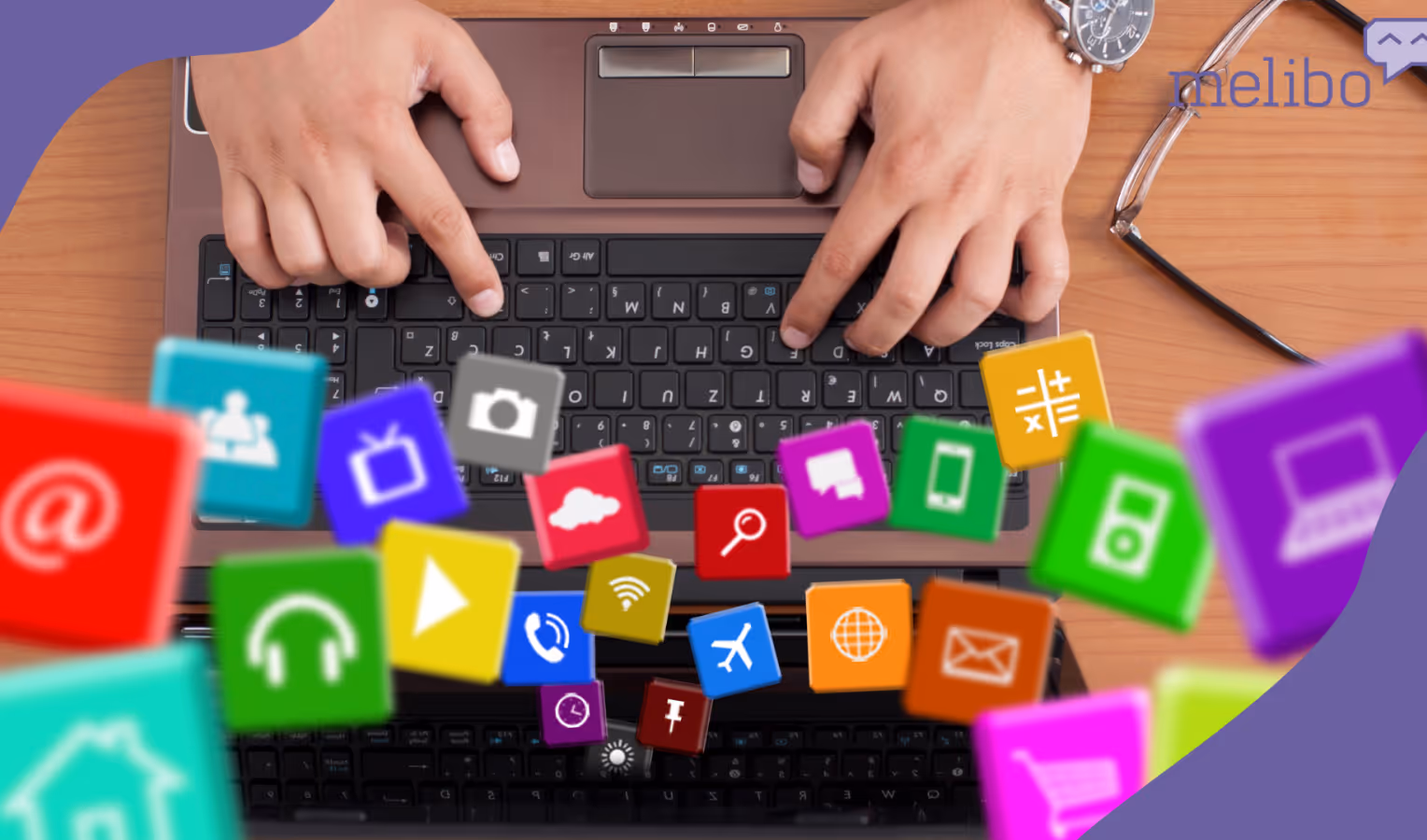 Zwei Hände tippen auf einem Laptop auf Holztisch; ringsum schweben viele bunte App-Symbole (u. a. E-Mail, Chat, Suche, Telefon, Musik, WLAN, Smartphone, Rechner). Violette Rahmenformen in den Ecken, oben rechts „melibo“-Logo.