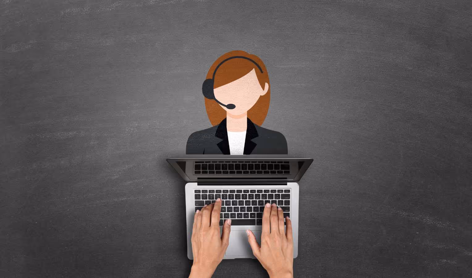Hände tippen auf einem Laptop, aus dessen Bildschirm eine gezeichnete Support-Mitarbeiterin mit Headset erscheint – Symbol für digitalen Kundenservice bzw. Chatbot vor dunklem Tafelhintergrund.