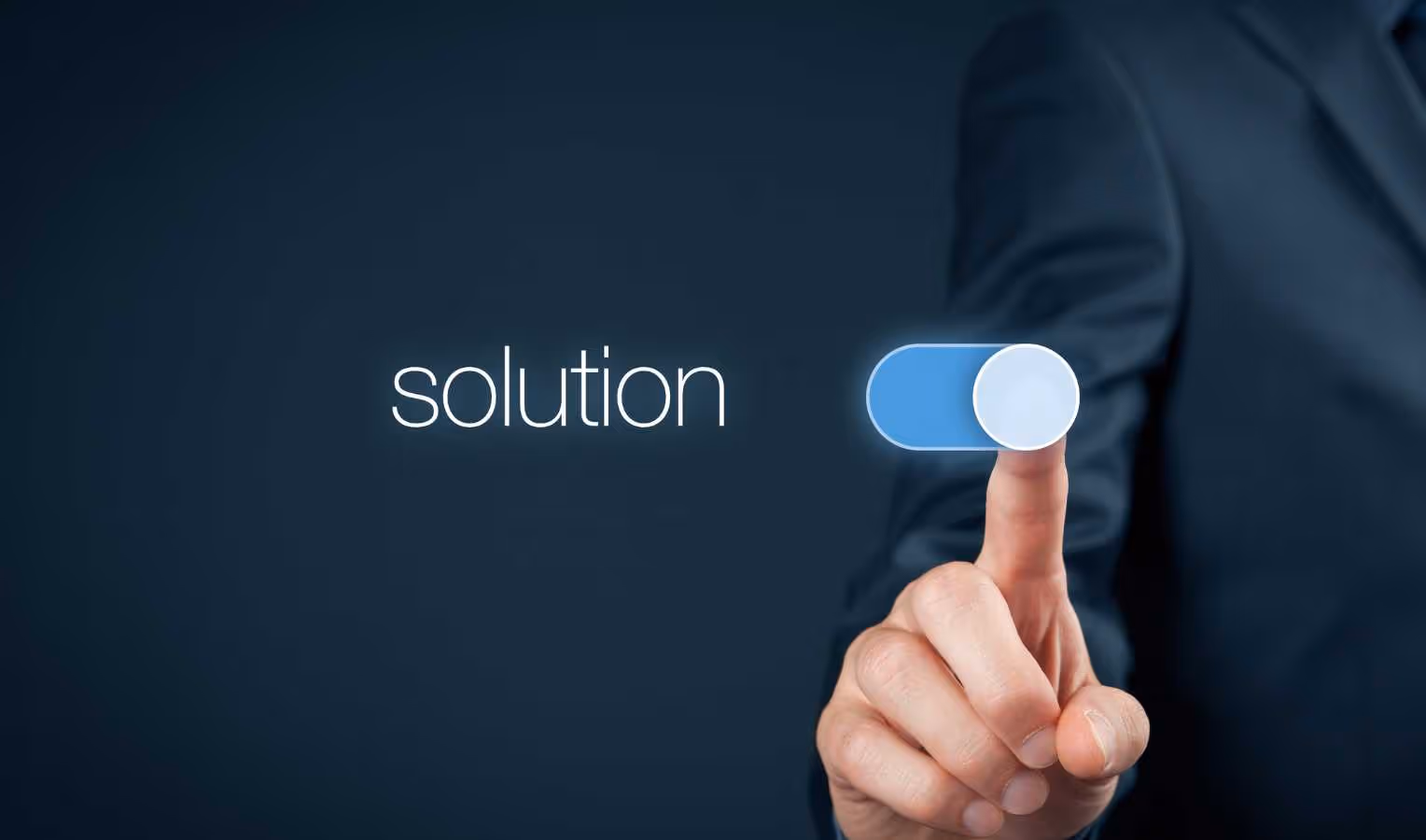 Finger schaltet einen blauen Kippschalter neben dem Wort „solution“ ein.
