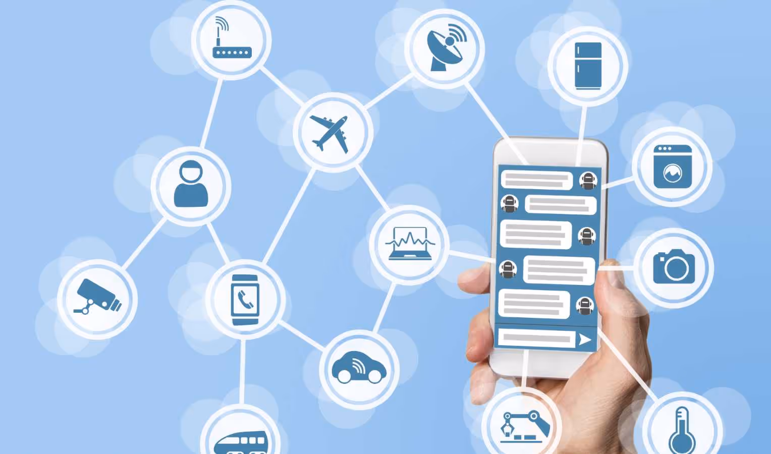 „Smartphone mit Chatbot-Dialog in einer Hand, umgeben von über Linien verbundenen Symbolen vernetzter IoT-Geräte (Router, Satellitenschüssel, Person, Telefon, Überwachungskamera, Analyse-Laptop, Auto, Kamera, Kühlschrank, Waschmaschine, Thermometer, Flugzeug, Zug) – veranschaulicht Konnektivität und Gerätesteuerung per Chat.“