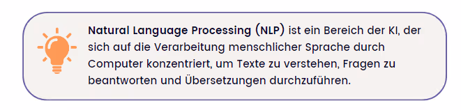 Infokarte mit orangefarbener Glühbirne und Definition zu „Natural Language Processing (NLP)“: KI verarbeitet menschliche Sprache, um Texte zu verstehen, Fragen zu beantworten und Übersetzungen durchzuführen; lila abgerundeter Rahmen.