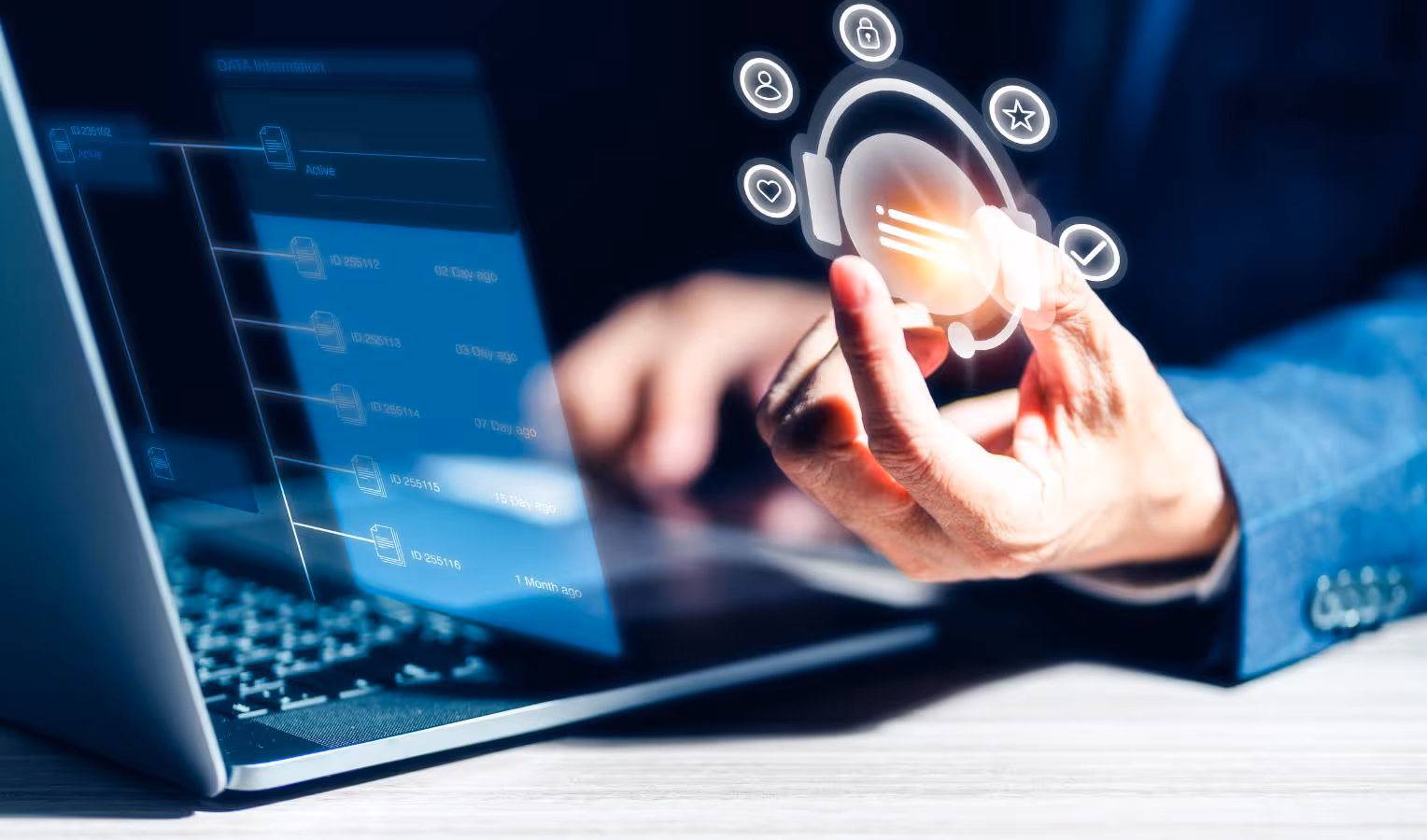 Nahaufnahme: Hand in Businessanzug vor einem Laptop berührt ein schwebendes, leuchtendes Headset-Symbol (Kundenservice); darum Stern-, Häkchen- und Nutzer-Icons, auf dem Bildschirm ein Daten-/Workflow-Diagramm.