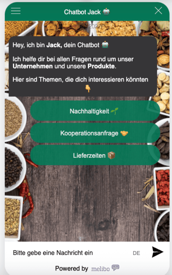 Screenshot des „Chatbot Jack“-Fensters: Begrüßung mit Themenhinweis; Buttons Nachhaltigkeit, Kooperationsanfrage, Lieferzeiten; Eingabefeld „Bitte gebe eine Nachricht ein“; „Powered by melibo“; Hintergrund mit Gewürzen.