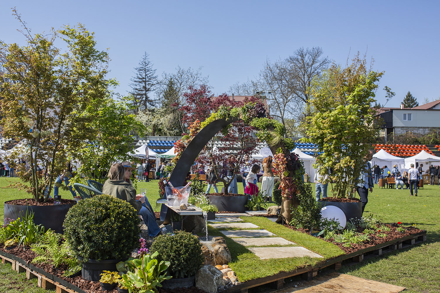 Alee cu dale, arbori și arcadă decorativă la Garden Fest