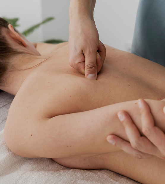 Two women training in a gym to offer training services in Zurich.