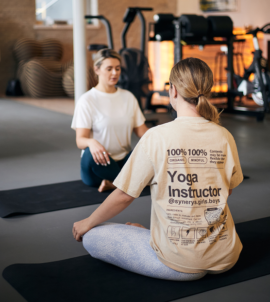 Two women training in a gym to offer training services in Zurich.