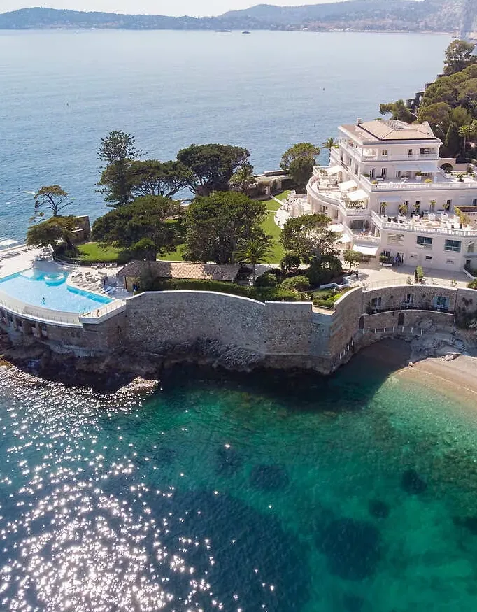 An old villa servintg as a 5 star hotel at the Côte d'Azur  overseeing a breathtaking view with crystal clear waters.